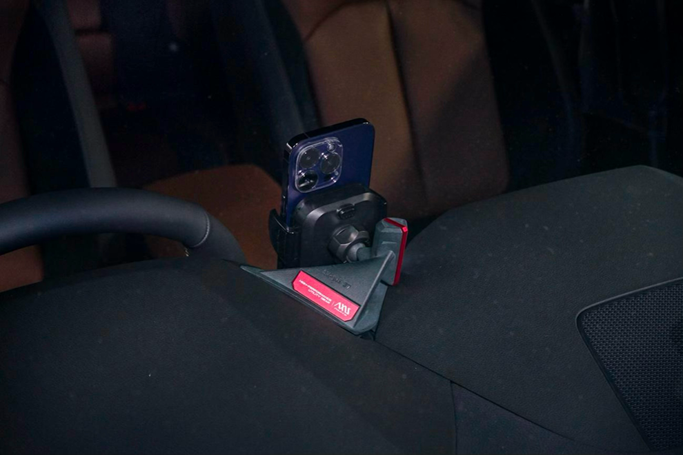 車種別スマートフォンホルダーとラックシステム用パーツ